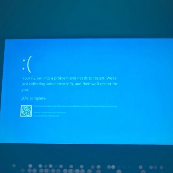 Bildschirmfehler mit blauer Hintergrundmeldung und traurigem Smiley.